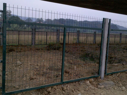 鐵(tiě)路(lù)防護栅欄